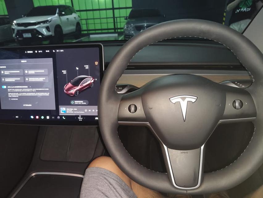 Tesla Mlodel 3 สีดำ 4