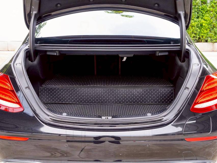 Mercedes Benz E300e Exclusive  ปีจด 2020 18
