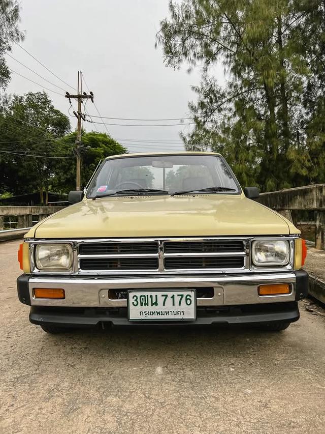 Toyota Hilux Hero สีเหลือง 2