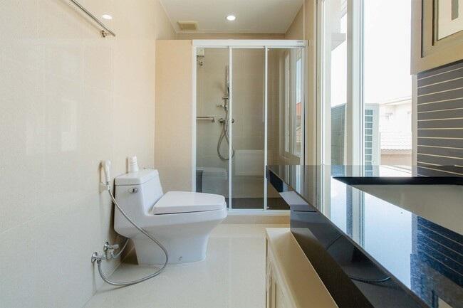 บ้านหรูพร้อมสระว่ายน้ำ บนที่ดินเกือบ 174 ตร.ว. ใกล้โรงเรียนนานาชาติ ราชพฤกษ์ โครงการ ลัดดารมย์ เอลิแกนซ์ ถูกออกแบบในสไตล์ Modern California 12