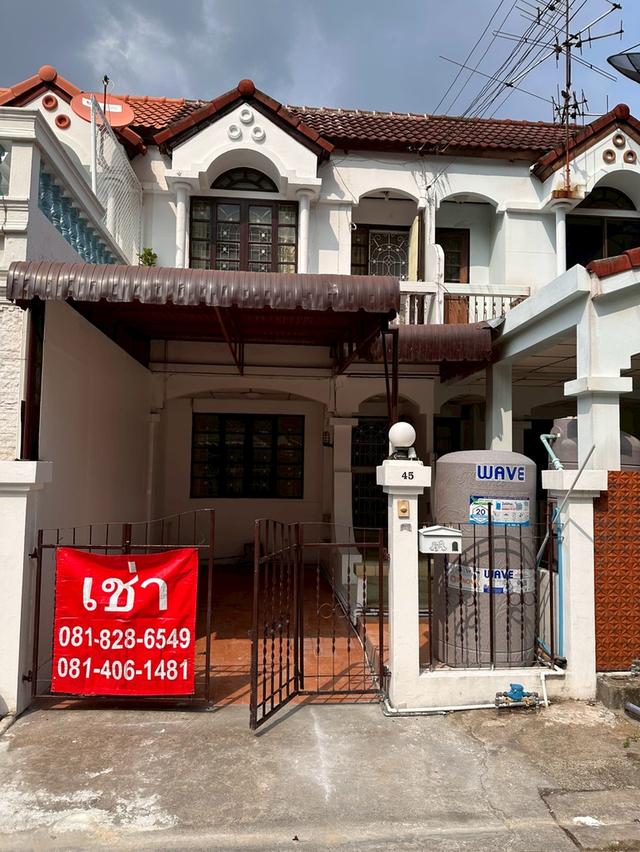เช่าทาวเฮ้าส์ 2 ชั้น  ซอยลาดพร้าว 130/1 ใกล้รถไฟฟ้าสีเหลือง ซอย ลาดพร้าว 101 ทำเลดี  1