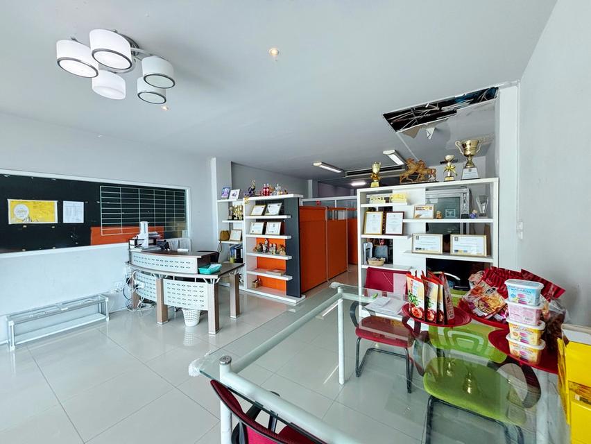 อาคารพาณิชย์ 4 ชั้น ถนนสนามบินน้ำ ต. ท่าทราย อ. เมืองนนทบุรี จ. นนทบุรี