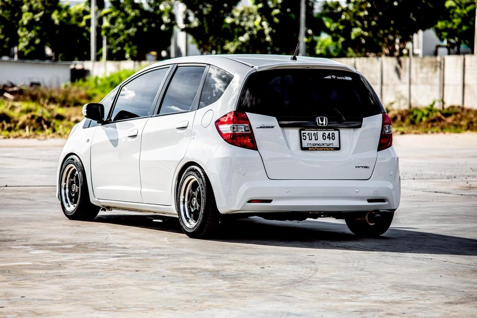 Honda Jazz 1.5 V ปี 2013 AT สีขาว สวยสภาพดี 8