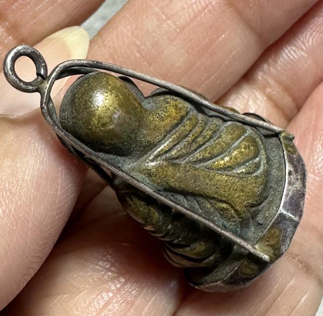 หลวงพ่อเงินพิมพ์นิยมสภาพสวย เลี่ยมกระเช้าเงินโบราณ รูปที่ 6