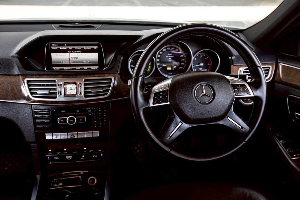 Benz E300 AMG  Bluetec ปี 2013 สีขาว มือเดียวป้ายแดง   12