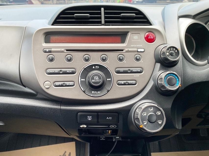 Honda Jazz 1.5V I-VTEC GE เบนซิน เกียร์ออโต้  ปี2012 17