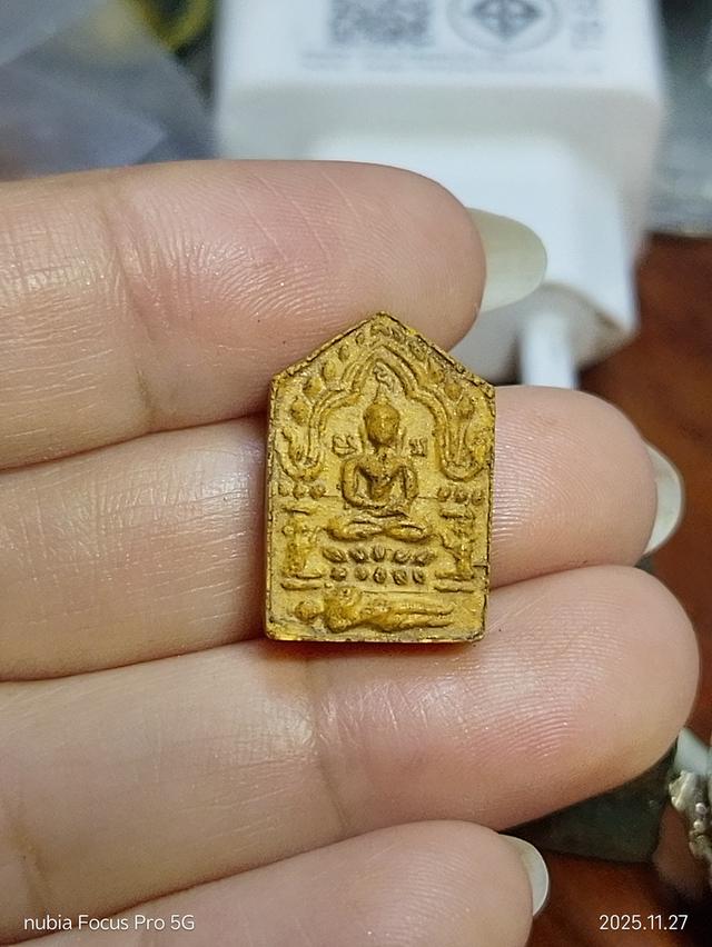 พระขุนแผนหลวงปู่ทิมพิมพ์เล็ก เนื้อว่านดอกทอง ข้างหลังฝังตะกรุดทองคำ 1 ดอก