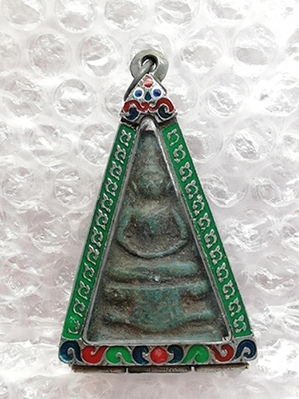 พระผงพิมพ์สามเหลี่ยมใหญ่ กรุวัดสามปลื้ม พ.ศ.๒๔๐๐-๒๔๘๓(เลี่ยมกรอบเงินทรงโบราณแกะลายไทยลงสีสวยงาม) 10