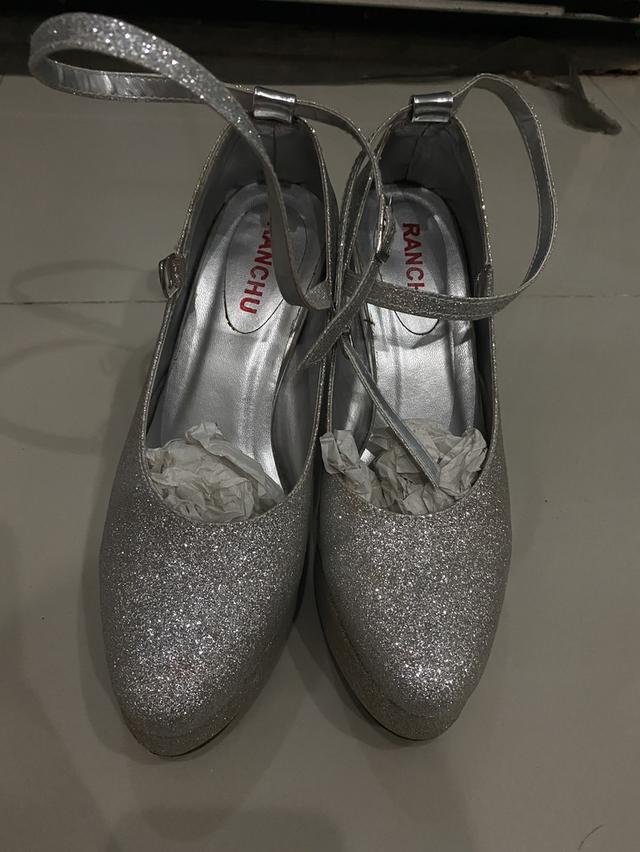 รองเท้าส้นสูงที่เงินกากเพชร4นิ้วสภาพสวย