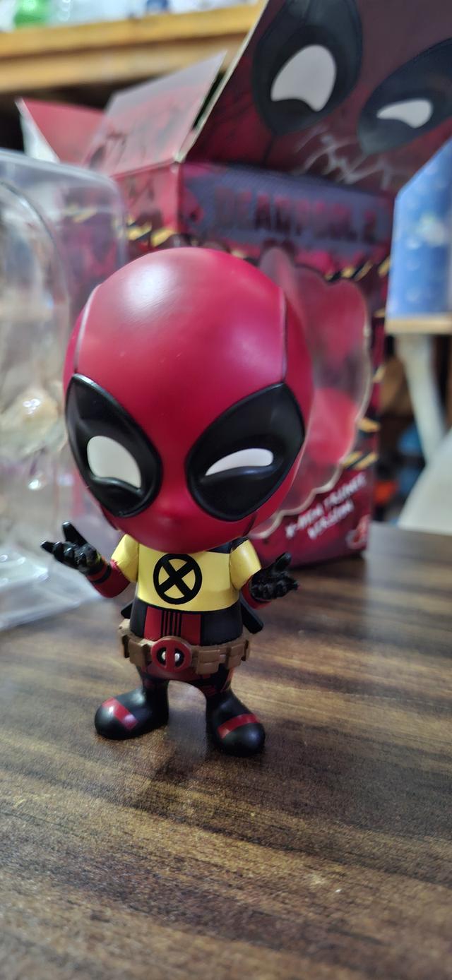 ฟิกเกอร์ในภาพคือ Hot Toys Cosbaby Deadpool (X-Men Trainee Version) จากภาพยนตร์ Deadpool 2 (รหัสสินค้า COSB508) ครับ รูปที่ 5