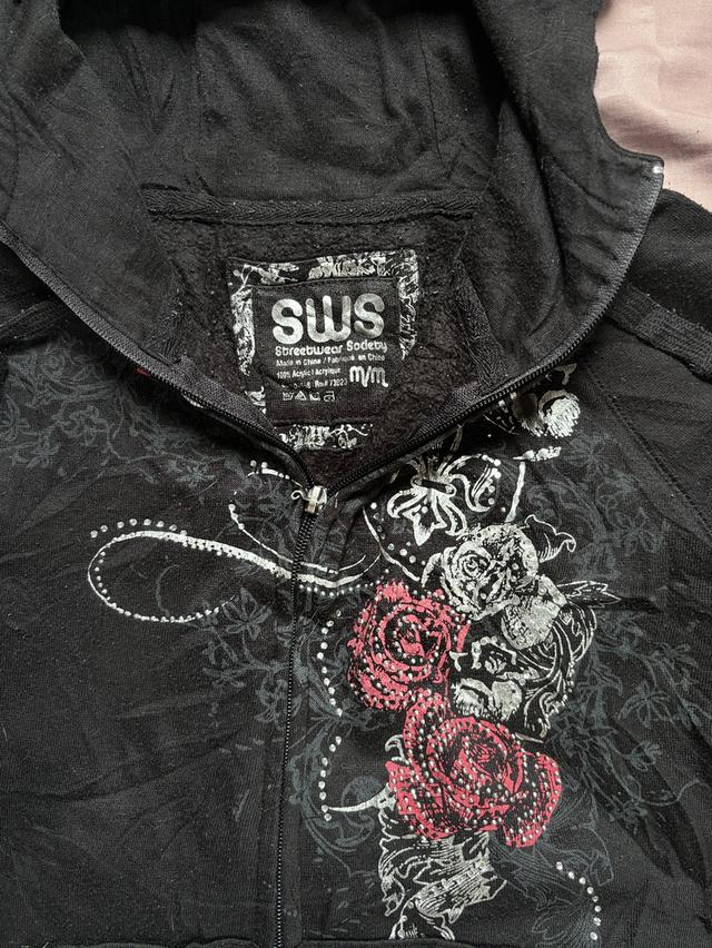 ฮู้ดสีดำ ไซส์ M สไตล์  โกธิค y2k ลายกุหลาบสีเงินและแดง ลวดลายสวยงามหน้าหลงไหล