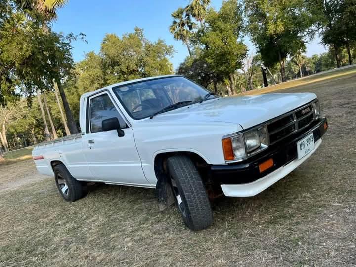 Toyota Hilux Hero สีขาว