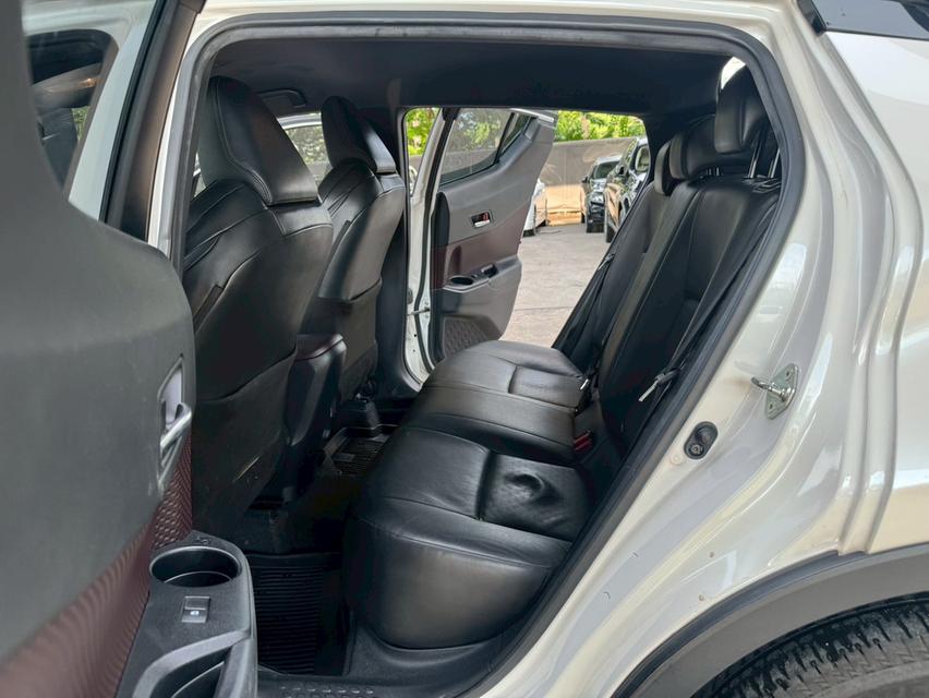 ขายรถ Toyota C-HR 1.8 Mid ปี 2019 สีขาว เกียร์ออโต้ 12