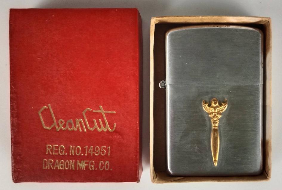 642.ไฟแช็คที่ระลึกของจอมพลสฤษดิ์ ธนะรัชต์ ในวันที่ 16 มิ.ย.2499 เก่าเก็บในกล่องเดิม ไม่ผ่านการใช้งาน