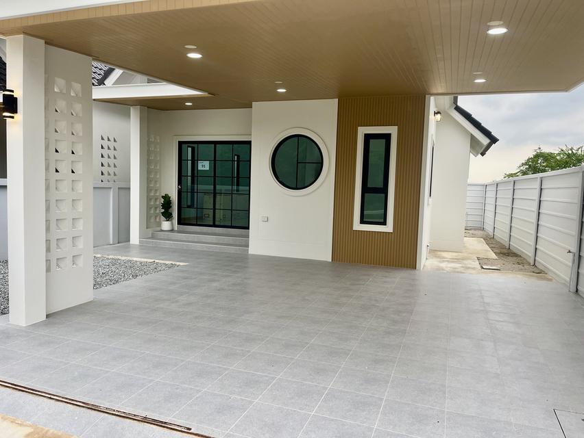 บ้านเดี่ยว ทำเลดี ห่าง รพ.พานทองเพียง 3 กิโลเมตร 2 นอน 2 น้ำ  2 จอดรถ  2