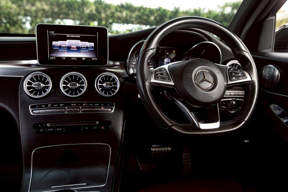 Benz GLC250 4MATIC Coupe AMG Dynamic 4WD SUV ปี 2018 สีดำ มือเดียวป้ายแดง 14