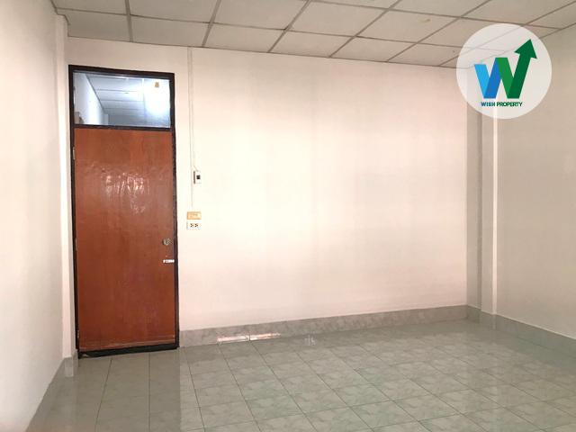 ขายทาวน์เฮ้าส์ เพิ่งปรับปรุงใหม่ 17 ตร.ว. 4 ห้องนอน 2 ห้องน้ำ 1 แอร์ 1 ที่จอดรถ ต่อเติมครบ ใกล้สนามบินดอนเมือง 6