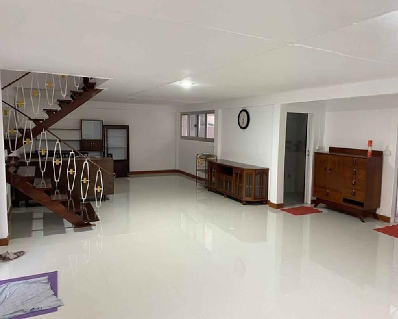 ให้เช่าบ้านเดี่ยว 2 ชั้น ซอยลาดพร้าว เข้าซอย 150 เมตร ทำเลดีมาก ใกล้ MRT ลาดพร้าว เดินได้ พื้นที่ดิน 105 ตารางวา แอร์ -3 เครื่อง 4