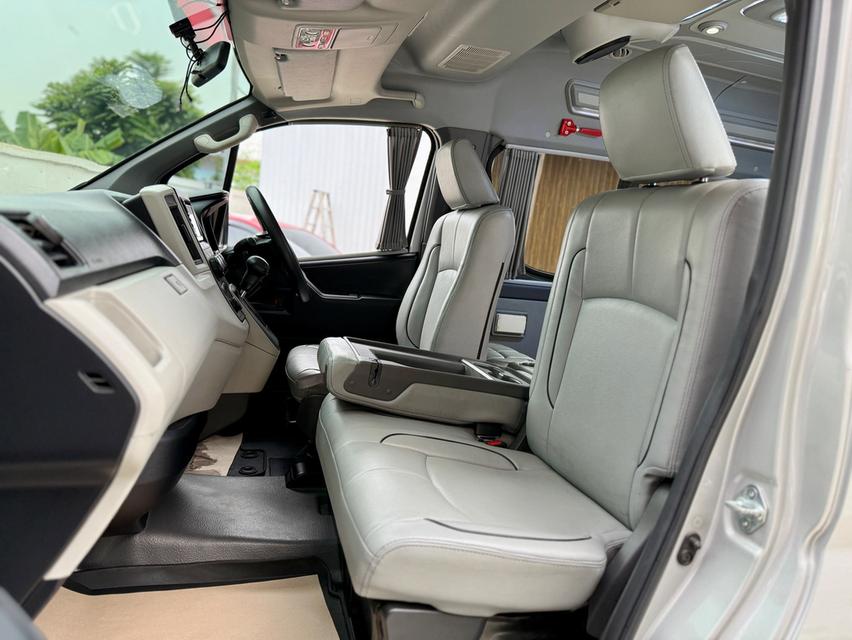 TOYOTA COMMUTER 2.8 2020   11