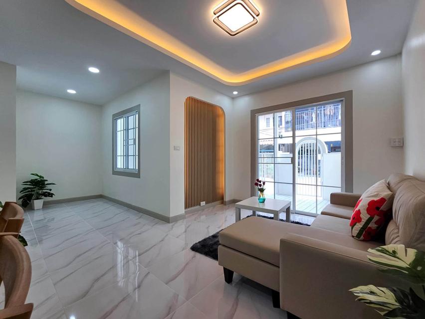 หมู่บ้านบัวทอง4  (คุณาภัทร) ถนนบ้านกล้วย-ไทรน้อยบางบัวทอง ทาวน์เฮ้าส์ 2 ชั้น 8