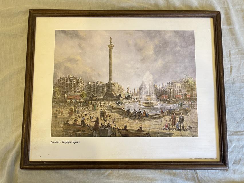 ส่งต่อภาพพิมพ์กรอบไม้ วินเทจอังกฤษแท้ปี 1988 "London - Trafalgar Square"