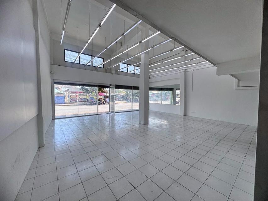 ให้เช่าอาคาร 3 คูหา 3.5 ชั้น + ดาดฟ้า พร้อมบ้าน 2 ชั้น ด้านหลัง ทำเลทอง ลาดพร้าว 71 (N.2012) 3