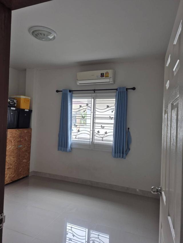 บ้านเดี่ยว 50 ตรว 2 ห้องนอน ติดแอร์ทั้ง 2ห้อง 2 ห้องน้ำ เครื่องทำน้ำอุ่น 1ตัว 1 ห้องโถง 1 ครัว มุ้งลวด แหล็กดัด ผ้าม่านอย่างหนากัน UV  จอดรถยนต์ได้ 2 6
