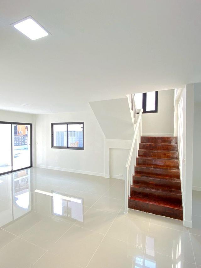 ขายบ้านเดี่ยว 2 ชั้น  เนื้อที่ 125 ตารางวา  หมู่บ้านเมืองเอกรังสิต ถนนพหลโยธิน ตำบลหลักหก อำเภอเมืองปทุมธานี จังหว 17