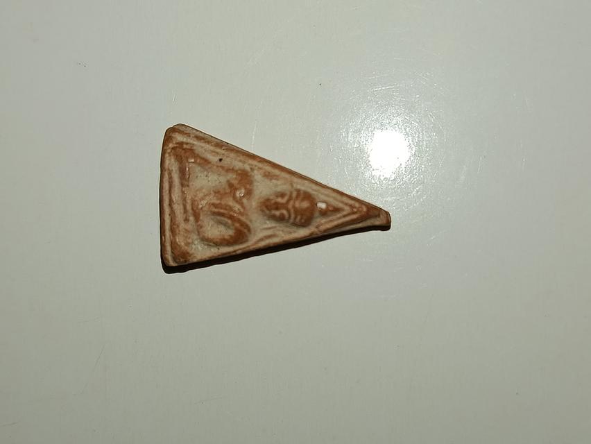 พระนางพญา" ซึ่งเป็นหนึ่งในพระเครื่องชุดเบญจภาคีที่ได้รับความนิยมอย่างสูง  ลักษณะ: มีรูปทรงเป็นสามเหลี่ยมหน้าจั่ว เนื้อดินเผาสีมันปูหรือสีอิฐ และอาจมีเ