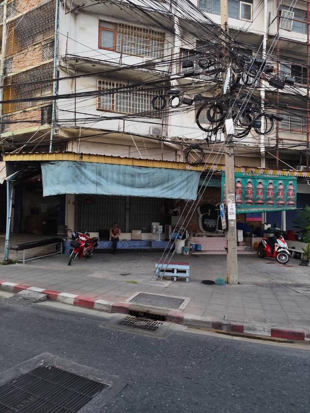 ขายหรือให้เช่าตึกแถว แยกอุดมสุข ไม่มีจอดรถ แต่จอดปั้มใกล้ๆ ติดถนนใหญ่ ใกล้บีทีเอส 8