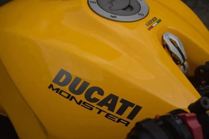 Ducati Monster 821 สีเหลือง 3