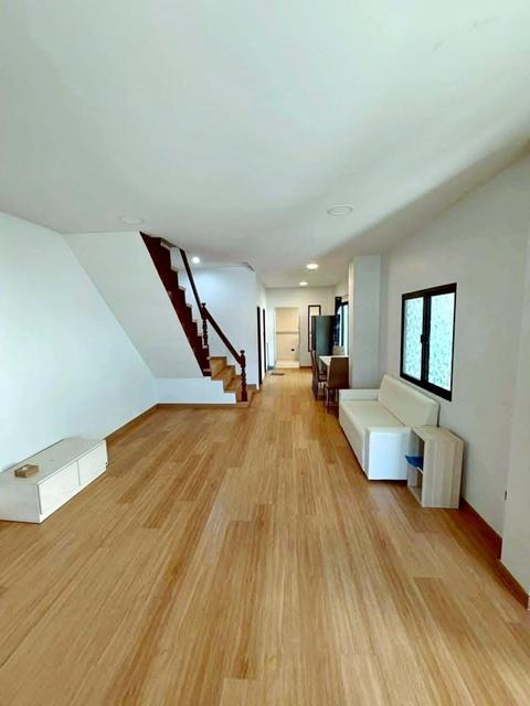 พร้อมเฟอร์ฯ ใหม่ สวย หรู MRTหัวหมาก800ม. รพ.รามคำแหง 400 ม.3นอน ให้เช่าทาวน์โฮม 2 ชั้น 27 ตร.วา. 220 ตร.ม. รร.นานาชาติแอ 3