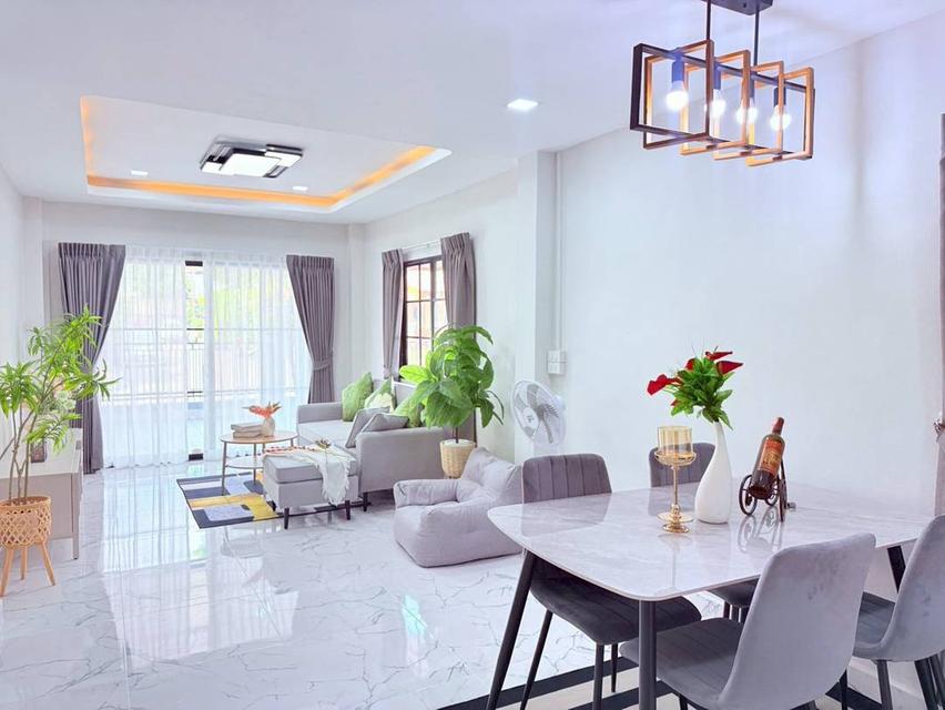 หมู่บ้านพูนสินธานี3 เคหะร่มเกล้าทาวน์เฮาส์ 2 ชั้น ตกแต่งใหม่พร้อมอยู่ หลังมุมติดที่กลับรถ 7