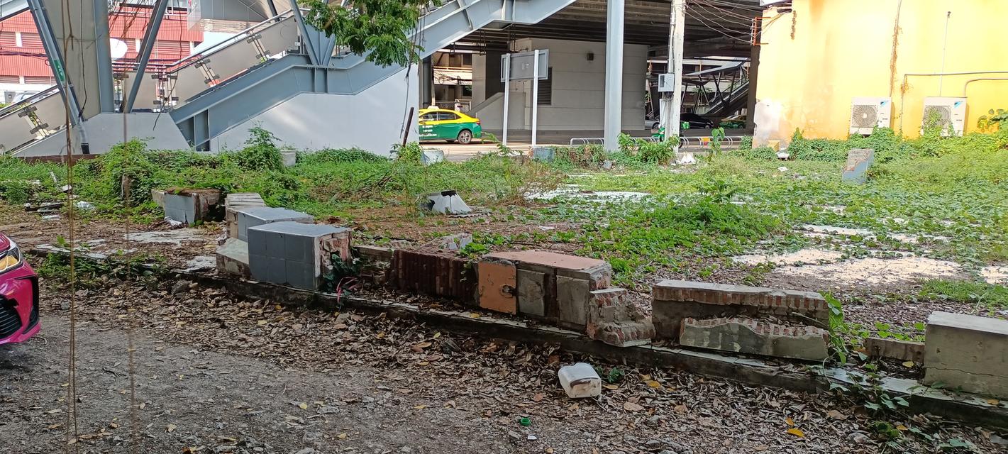 เช่า หรือ ขาย ที่ดิน ติดบรรใดทางขึ้นลงสถานีรถไฟฟ้าลาดปลาเค้า PK18 ทางออก 4 รถไฟฟ้าสายสีชมพู