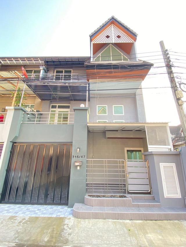 ขายทาวน์โฮม 3 ชั้น หลังมุม  เนื้อที่ 30.3 ตร.วา  หมู่บ้านเมอริทเพลส 2  ถนนลาดพร้าว 101 ซอย 39 แขวงวังทองหลาง 1