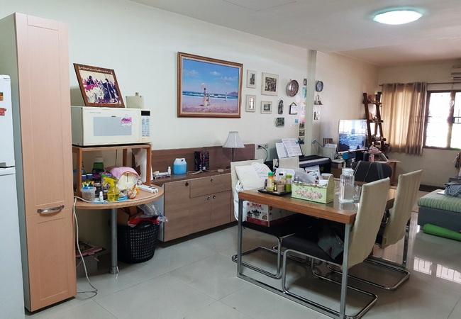 ขายทาวน์เฮ้าส์ หมู่บ้านกลางเมือง พระราม 9 ซอย 43 เนื้อที่ 20 ตร.ว. 3 ชั้น 3 นอน 3 น้ำ 9