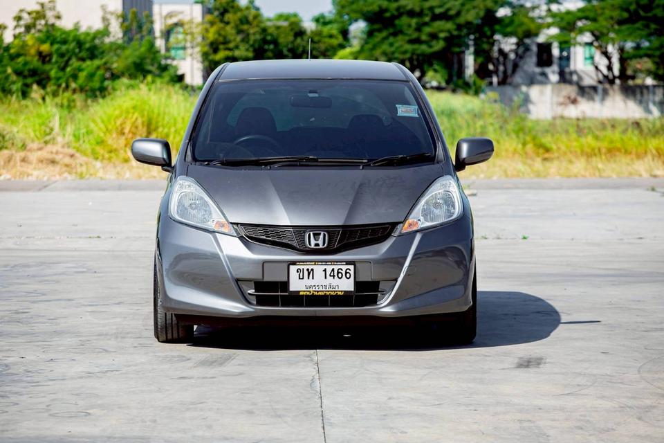 Honda Jazz 1.5S ปี 2014 สีเทา เกียร์ออโต้ มือเดียวป้ายแดง 2