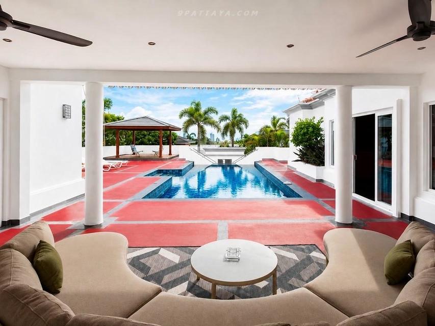 Siam Royal View Pattaya, an exclusive residential project positioned on one of Pattaya’s high viewpoints. Spacious private residence with large living 1