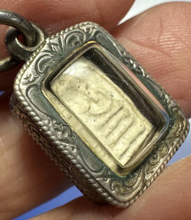 พระสมเด็จพระปิลันท์ขาว พิมพ์จิ๋ว เลี่ยมกรอบเงิน