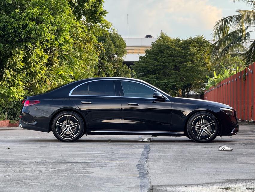 Mercedes-Benz E220d AMG Lineปี 2024 สีดำ เลขไมล์ 30,000 กม.💰ราคา 2,750,000 บาท📍Warranty: หมด 30/08/2027 รูปที่ 3