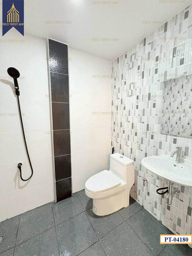 ทาวน์เฮาส์พร้อมจิตรห้องหัวมุมใกล้มอเตอร์เวย์ 11