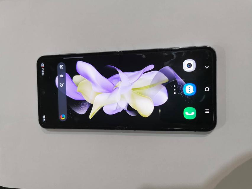 ซัมซุง Galaxy Z Flip4 256 สีฟ้า ** มีตำหนิเส้นรอยพับกลางจอบางๆ กับจุดข้าง **ไม่มีผลกับการใช้งาน ขอคนรับได้ค่ะมีแค่ตัวเครื่องค่ะ