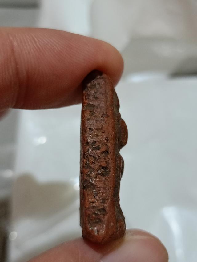 กรุพระนางพญาเข่าตรงเนื่อดินเผาเข้ม 2