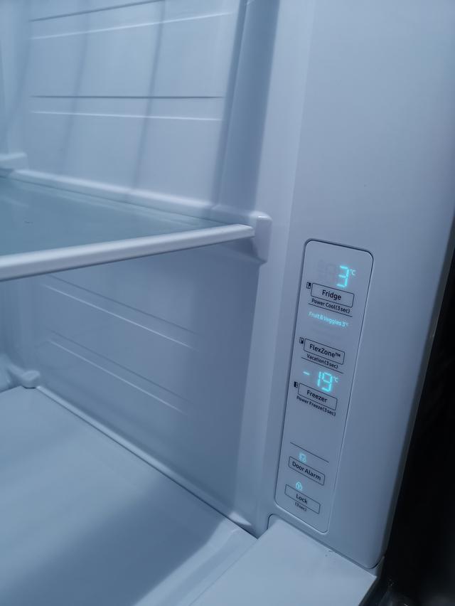 ตู้เย็น​ 22.8Q ​รุ่น​RS63R5581SL​ ​3​ ประตู​ เป็นตู้ใหม่ไม่เคยใช้งาน​ ซื้อมา​ วันที่​ 22/11/68​ เป็นสินค้าตัวโชว์​ อยู่นนทบุรี​ สนใจ​ โทร​0813355042 5