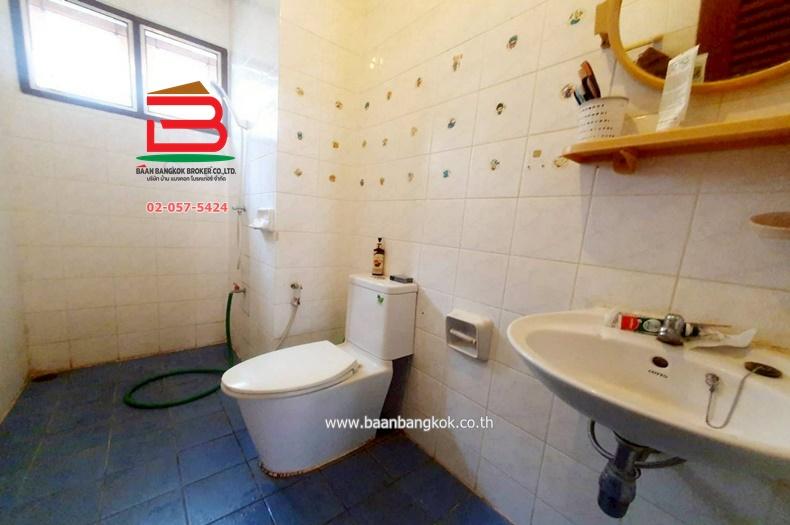 บ้านเดี่ยว หมู่บ้าน ศรีมีนวิลเลจ (ซ.ราษฎร์อุทิศ 40) เนื้อที่ 51 ตรว. ใกล้ตลาดมีนบุรี ถนนราษร์อุทิศ แขวงมีนบุรี เขตมีนบุรี กรุงเทพมหานคร 12