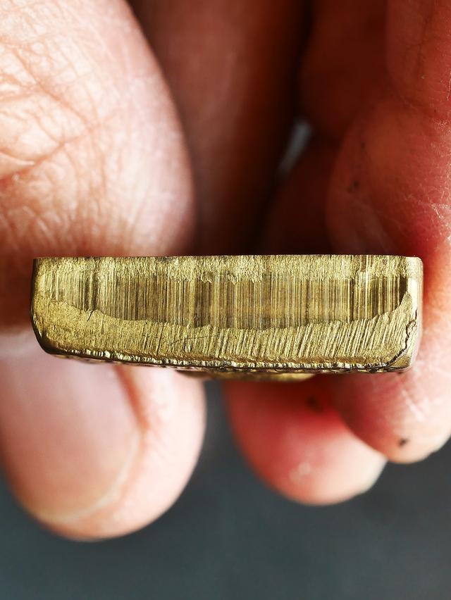 พระรูปเหมือนปั๊มหลวงพ่อพรหม วัดช่องแค พิมพ์เข่ากว้างหลังเรียบ ปี 2516...เก่า เดิมๆ 10