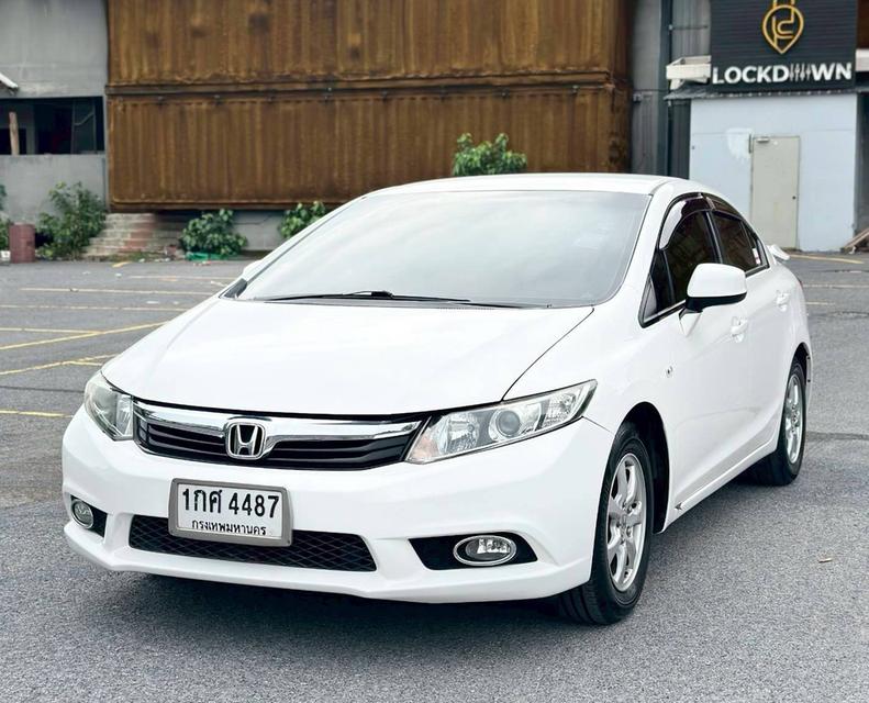 Honda Civic FB 1.8 S เกียร์ Auto สีขาว ปี 2013