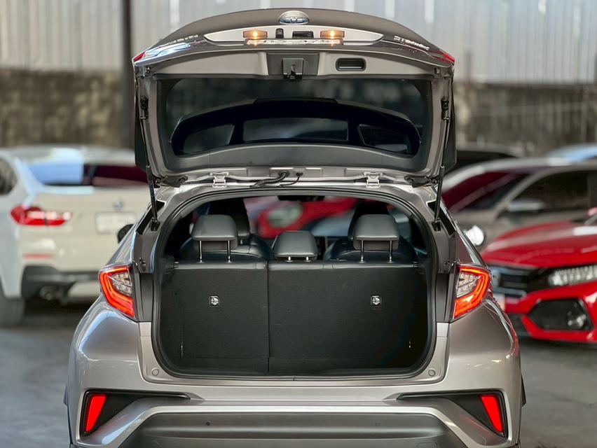 ปี 2018 TOYOTA CHR, 1.8 HV Hi โฉม ปี17-ปัจจุบัน - สีเทา เกียร์ออโต้ เครื่องเบนซิน/ไฮบริด มือเดียวป้ายแดง 17