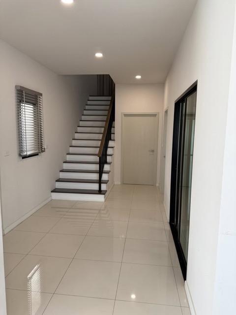 MHR66 หลังใหญ่ที่สุดในโครงการ! เช่าบ้านเดี่ยวบริทาเนีย บางนา-ศรีวารี แปลงมุมติดสวนส่วนกลาง 4 นอน 5 น้ำ ครบจบพร้อม WiFi + ช่างสวน 4