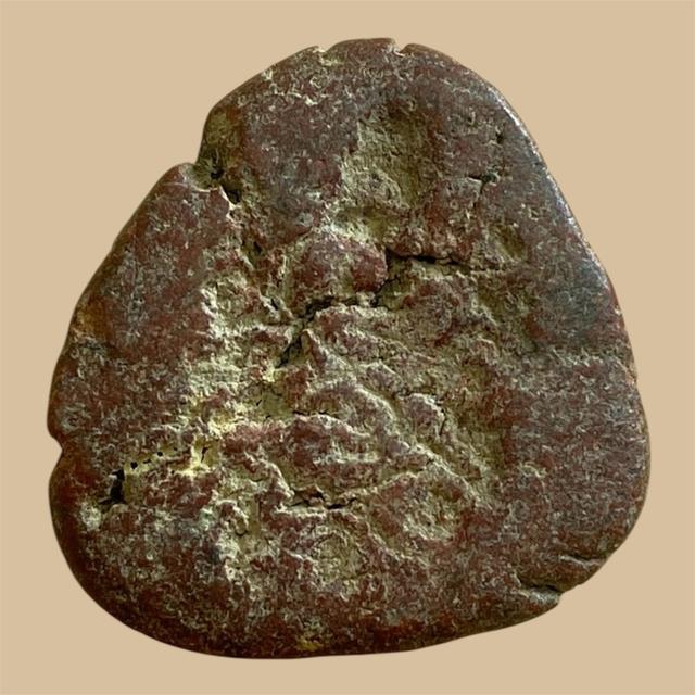 พระปิดตาหลวงปู่ทิม เนื้อว่านสบู่เลือด มีพลอย ข้างหลังมียันต์